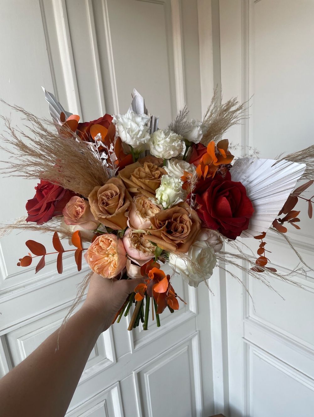 Свадебный букет из одноголовых роз, кортадерии, рускуса и лизиантуса