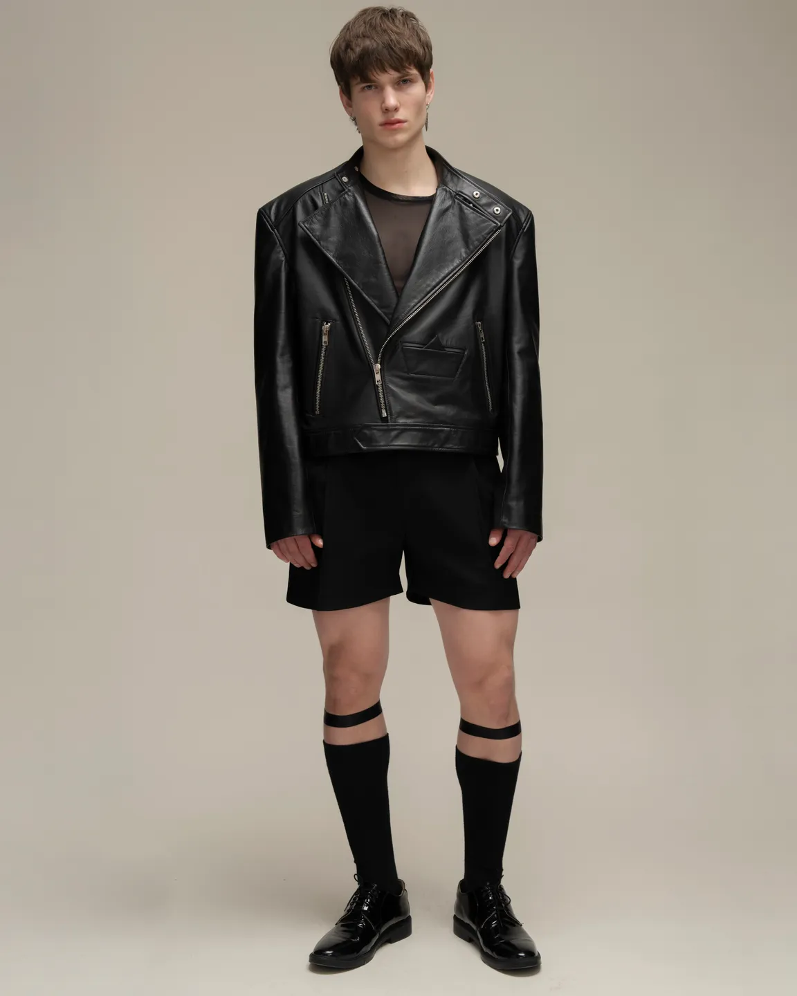 Черная кожаная куртка 