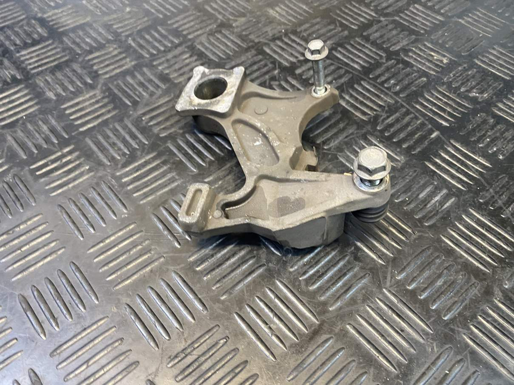 Кронштейн заднего суппорта Suzuki GSR400 (GK7DA)