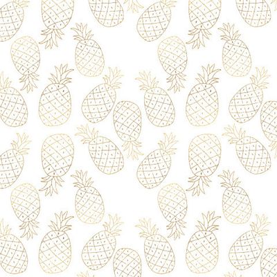 золотой ананас на белом фоне