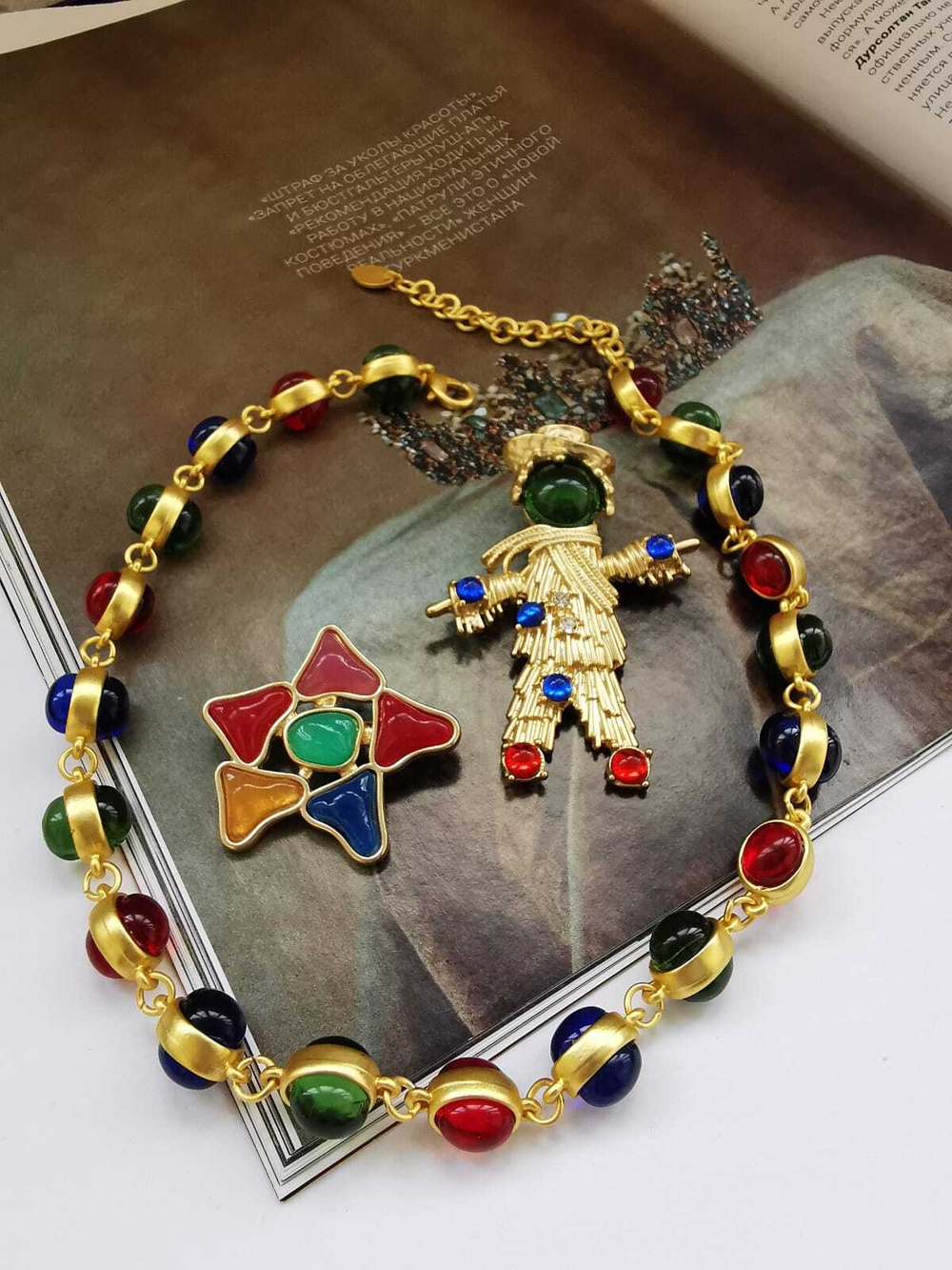 Колье с цветными вставками из ювелирной смолы, оттенок матовое золото