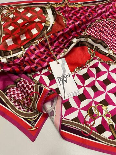 Платок вискозный с принтом (с обработанными срезами) (100%вискоза, Яркий розовый фон/геометрия с ремнями, 57*60)