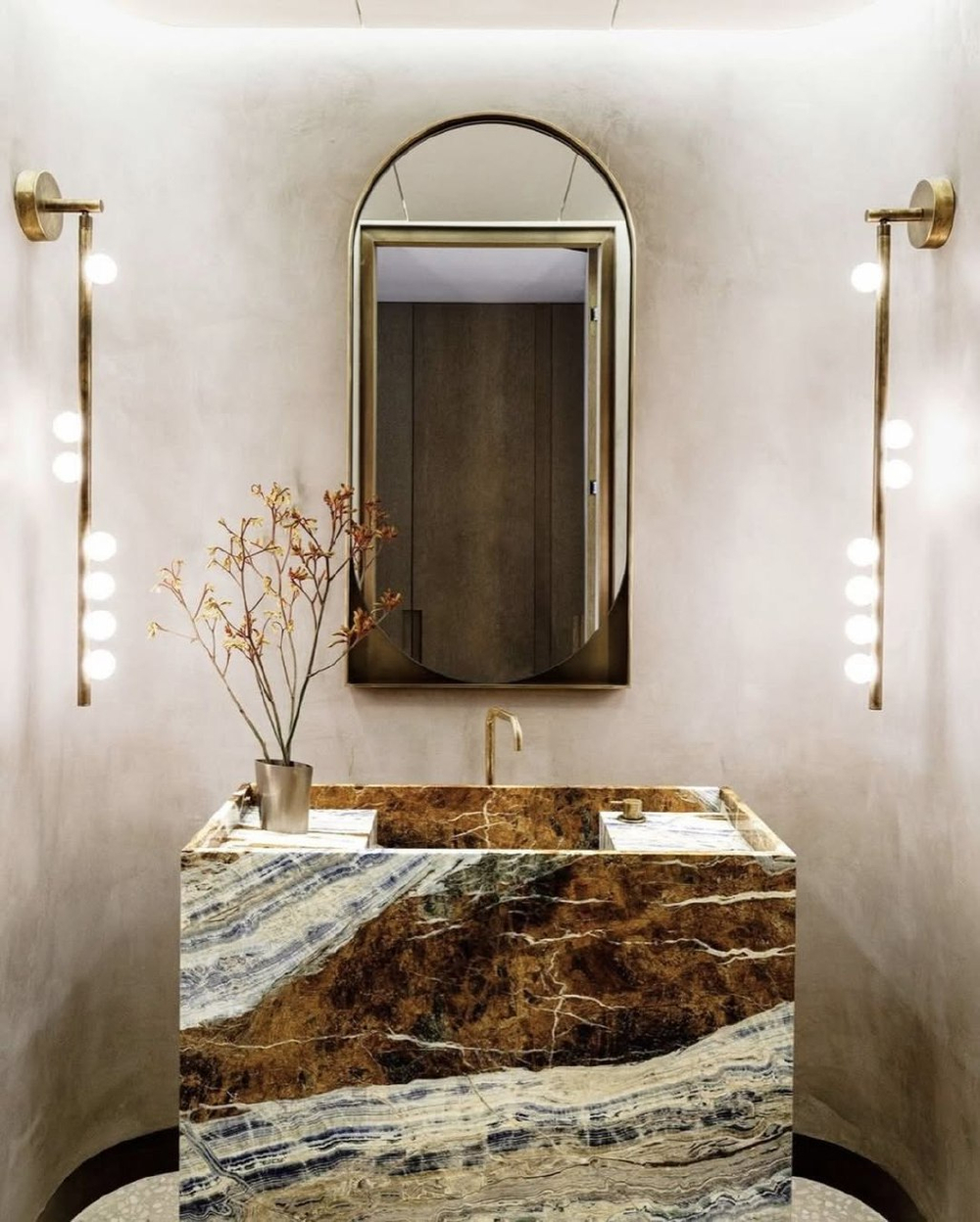 Вертикальное настенное бра в современном стиле