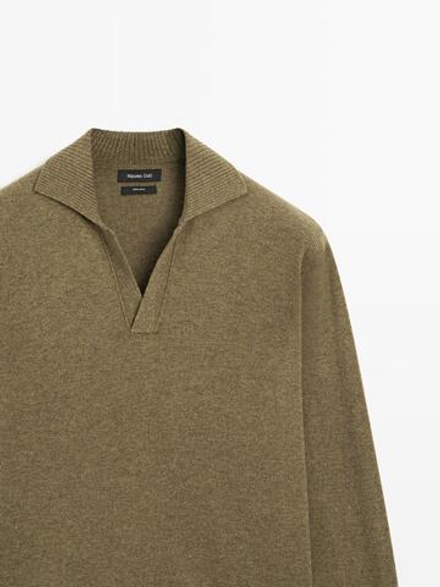 Massimo Dutti Трикотажный свитер поло из 100% шерсти с V-образным вырезом, хаки