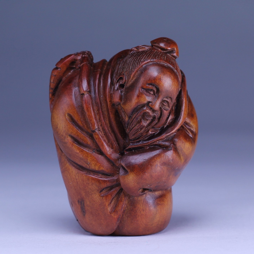 Нэцкэ Мужчина с рыбками на плече