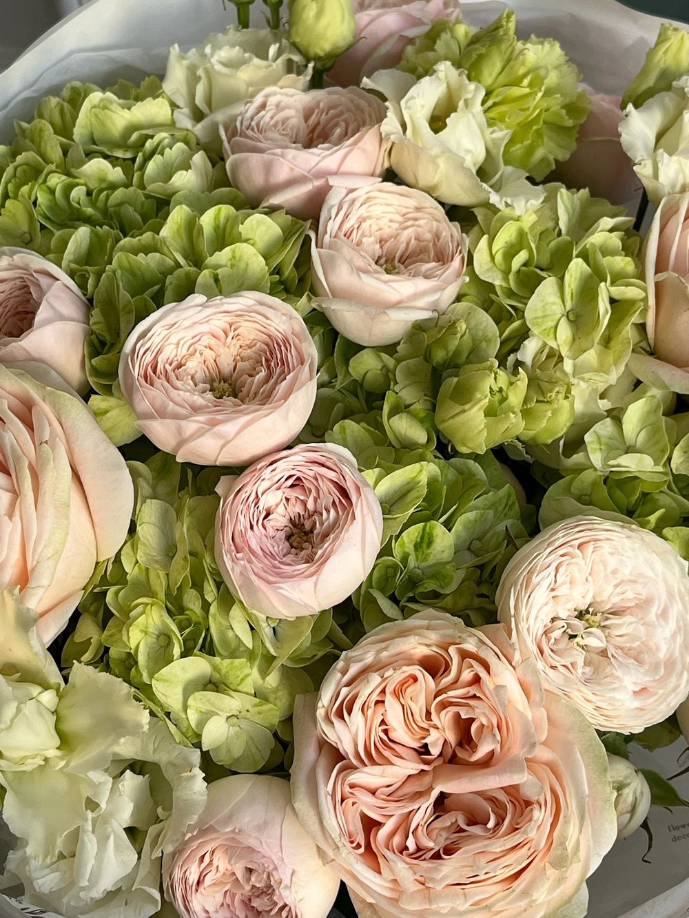 Букет сборный из гортензии, кустовых пионовидных роз, лизиантуса и одноголовых роз