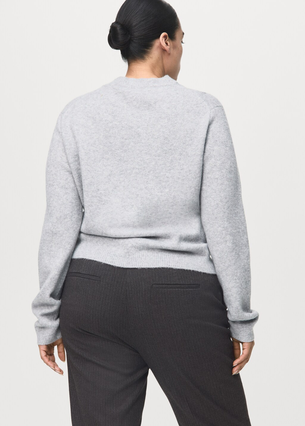 Брюки зауженного укороченного кроя в тонкую полоску