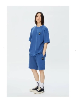 Футболка с квадратной эмблемой