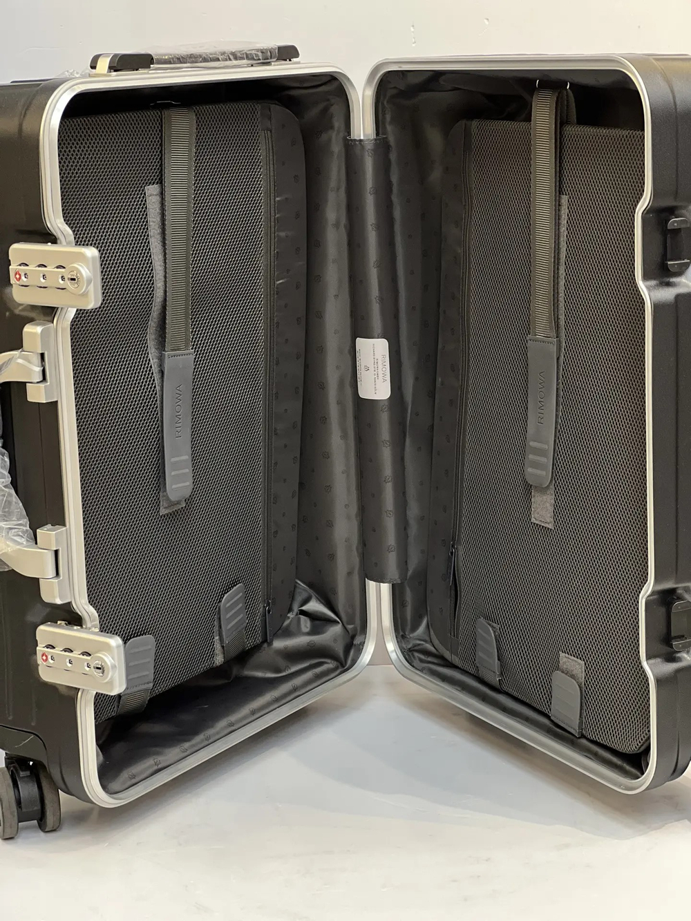 Внутреннее отделение чемодана RIMOWA Original Cabin черный премиум класса для путешествий