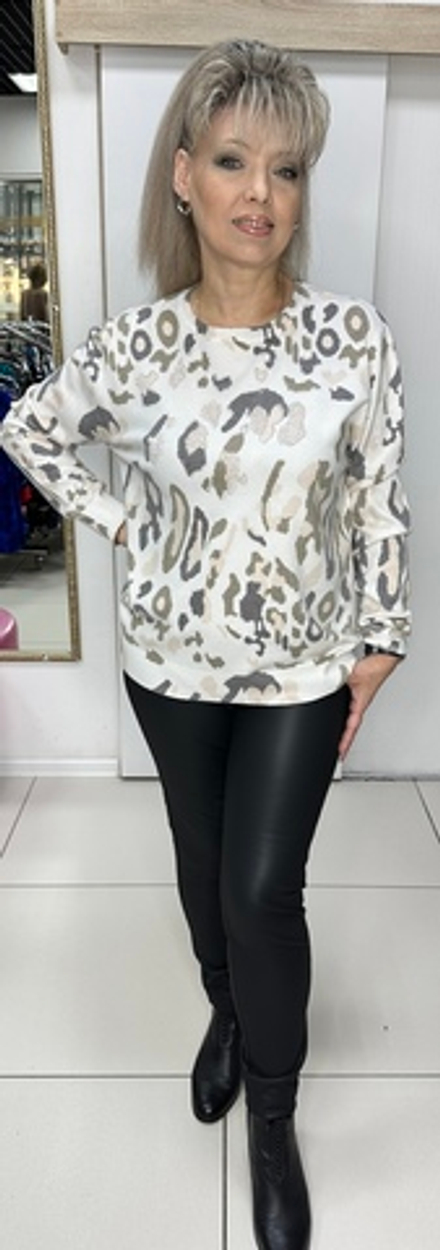 Светлый джемпер с абстрактным рисунком