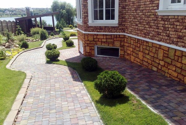 Как сделать отмостку из тротуарной плитки во дворе