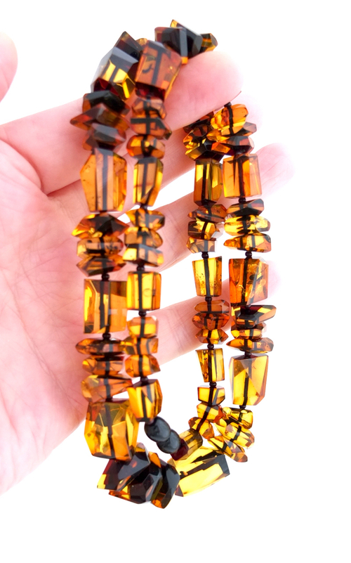 Бусы из зелёного янтаря камнерезные