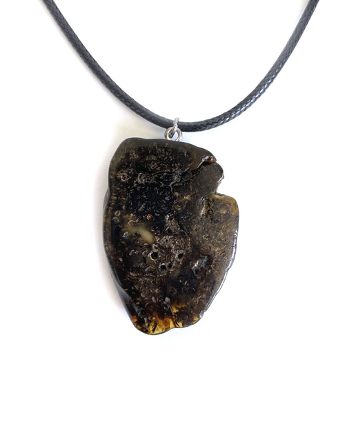 Кулон из янтаря натурального на кожаном шнурке (55 см), длина кулона 4,5 см