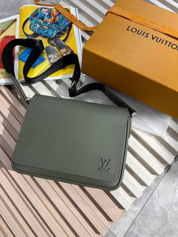 Сумка-мессенджер Louis Vuitton