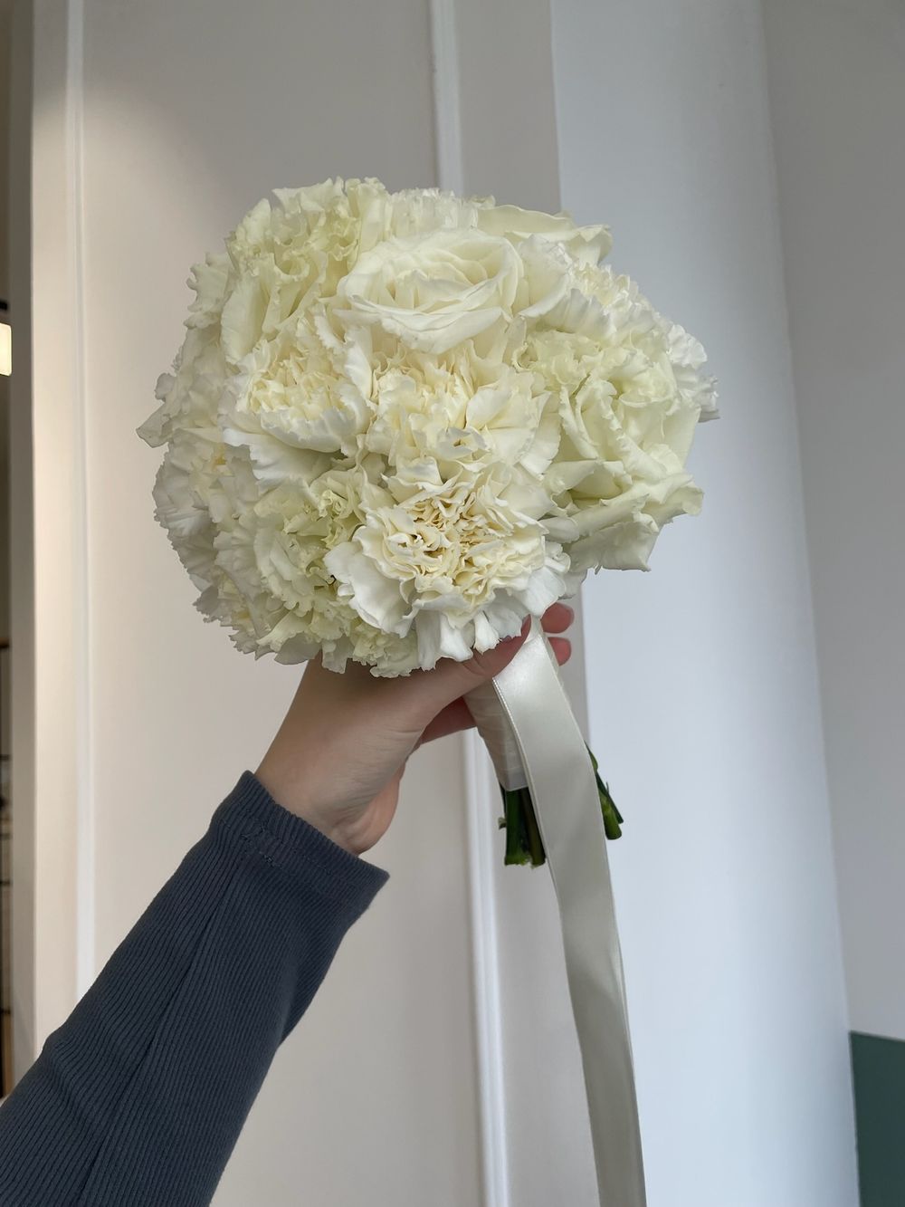 Свадебный букет из диантусов, одноголовых роз и лизиантуса