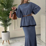 Вязаный женский костюм-двойка: джемпер с ремнем и юбка макси