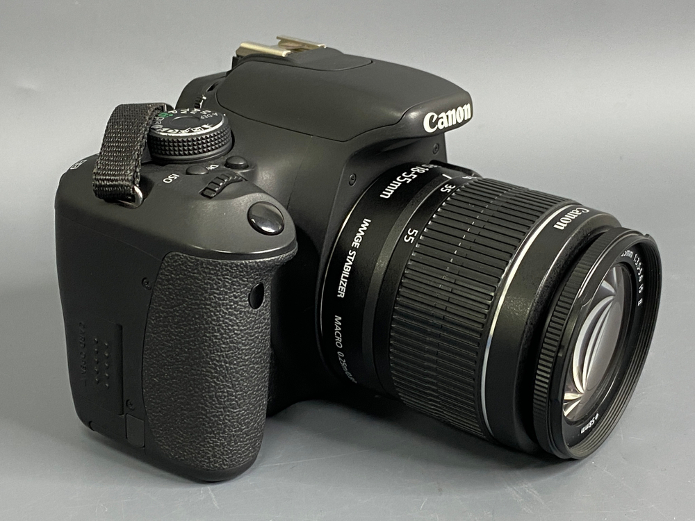 Canon 600D kit 18-55mm IS II 2500 кадров