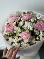 Букет из ранункулюсов и кустовых диантусов