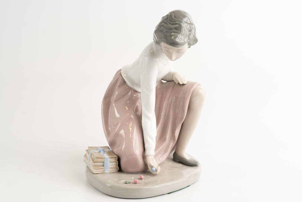 Фарфоровая статуэтка Lladro/Nao «Девочка, играющая в шарики» (Girl Playing Marbles)