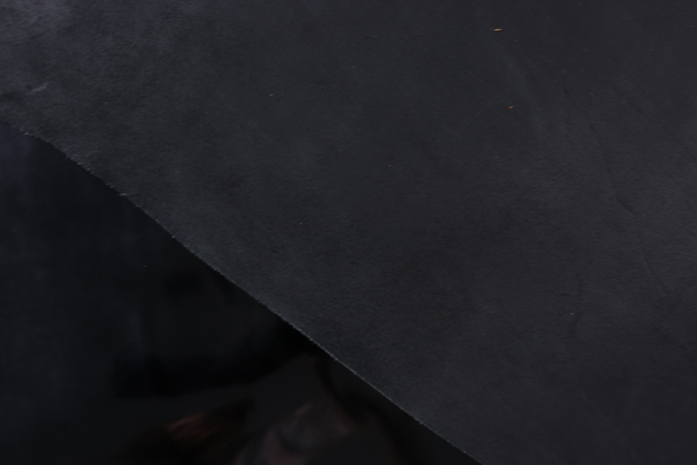 Уценка: 1,0-1,2 мм Кожа КРС лаковая гладкая черная 210 дм²