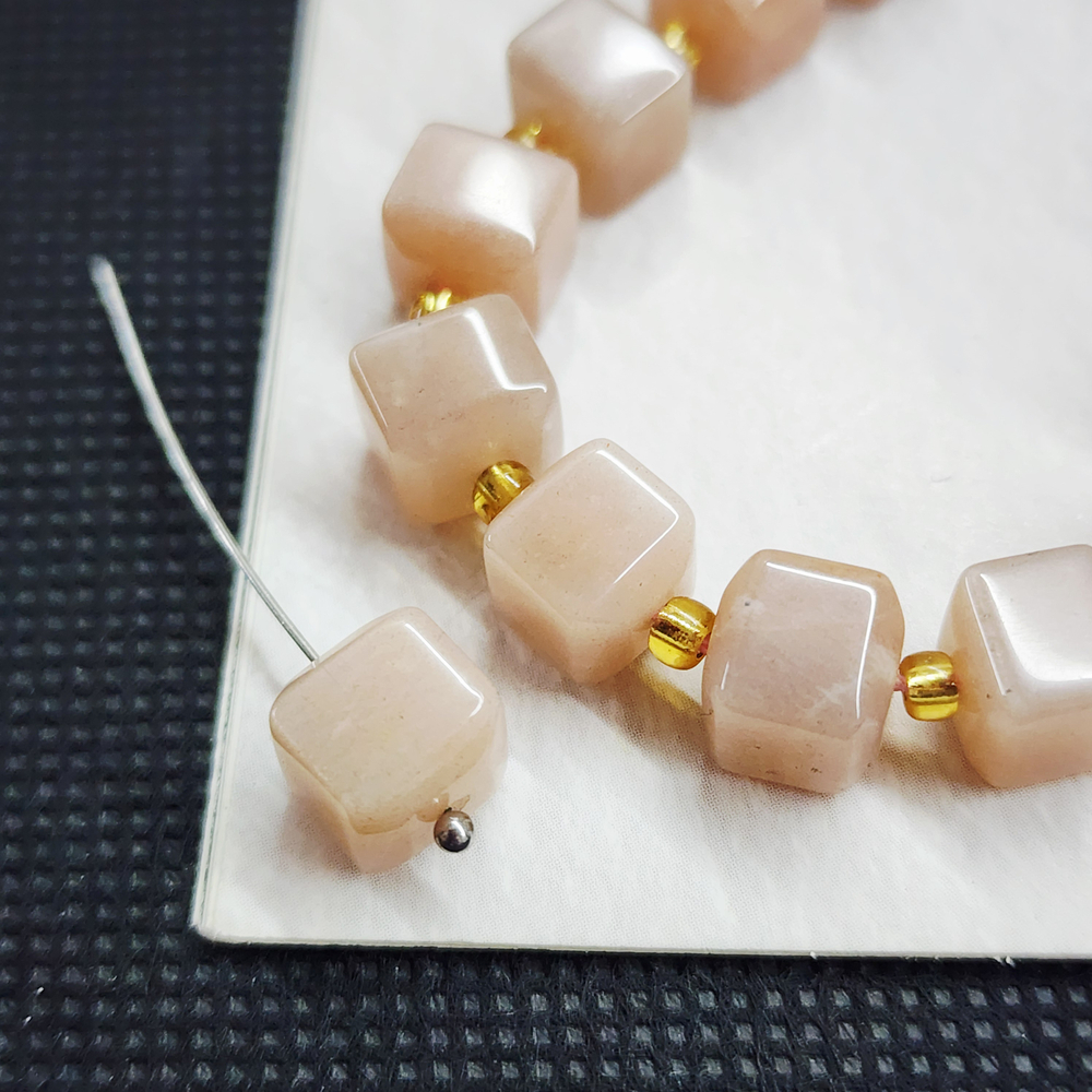 Солнечный камень, бусина кубик 8мм, штучно