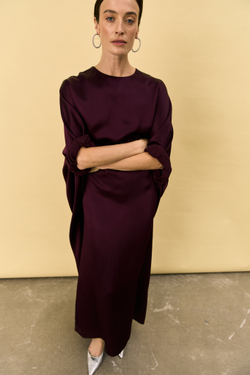 Платье из атласа винного цвета