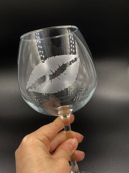 Винный бокал «Отпечаток губ»