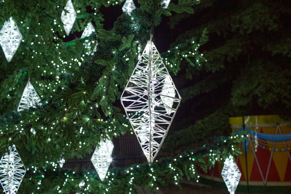 Светодинамическая елка ствольная со скамейкой, встроенная гирлянда: Холодный свет - "Лесная" (Литая хвоя) 16 м