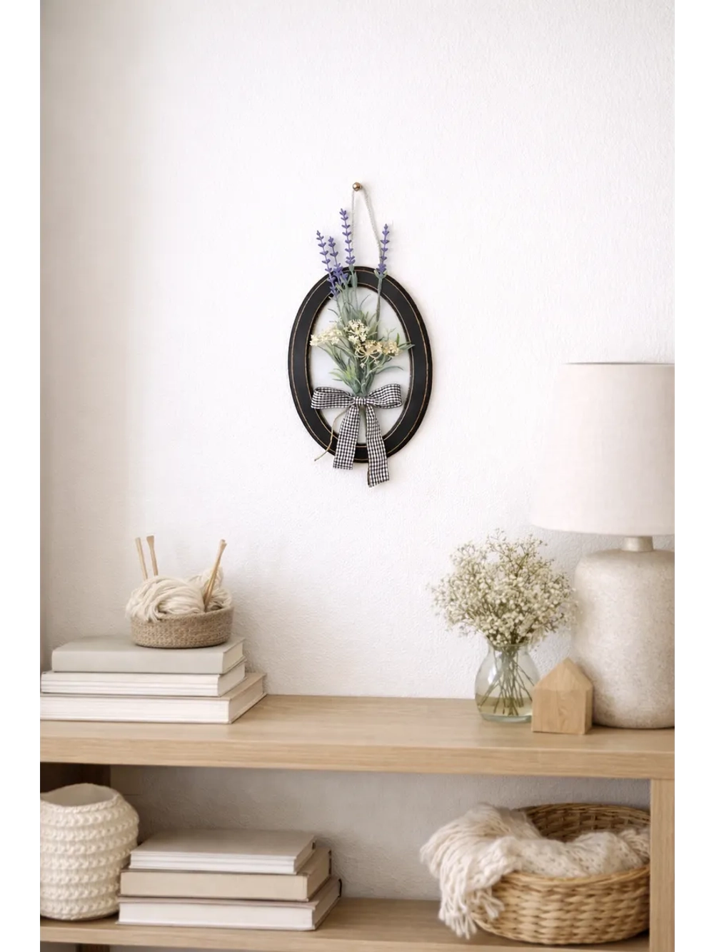 Декоративное панно с лавандой в овальной раме