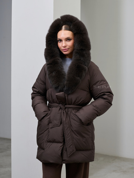 Удлиненный шоколадный пуховик с поясом и мехом