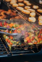 Перфорированный противень Weber Crafted для овощей, рыбы, морепродуктов, 43.5x41.5x5.1 см, нержавеющая сталь