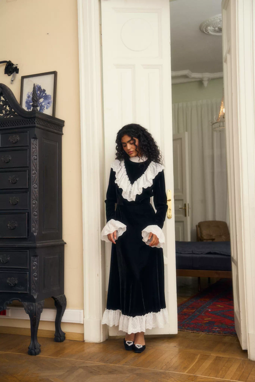 Платье макси из бархата с воротником-стойкой с кружевом