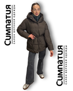 Стильный удлиненный пуховик в изысканном кофейном цвете с графитовым воротником стойка