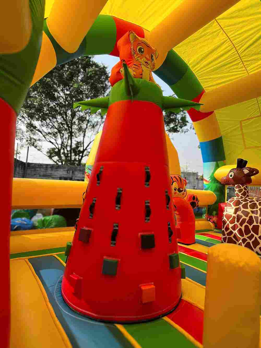 Коммерческий надувной батут «Страна Сафария» с крышей, 13*8*6 м