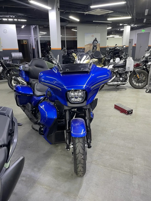 STREET GLIDE™ Ultra 117 в цвете BLUE BURST (BLACK TRIM)