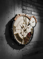 на фоне кирпичной стены Настенные часы WOODandROOT Automaton 1789 Hermitage с латунными стрелками и открытым механизмом на кирпичной стене