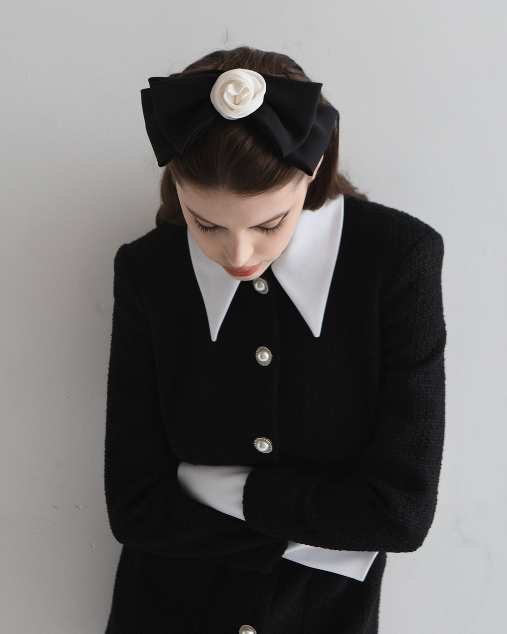 Бант с белой розой M