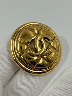Миниатюрная брошь с логотипом Chanel