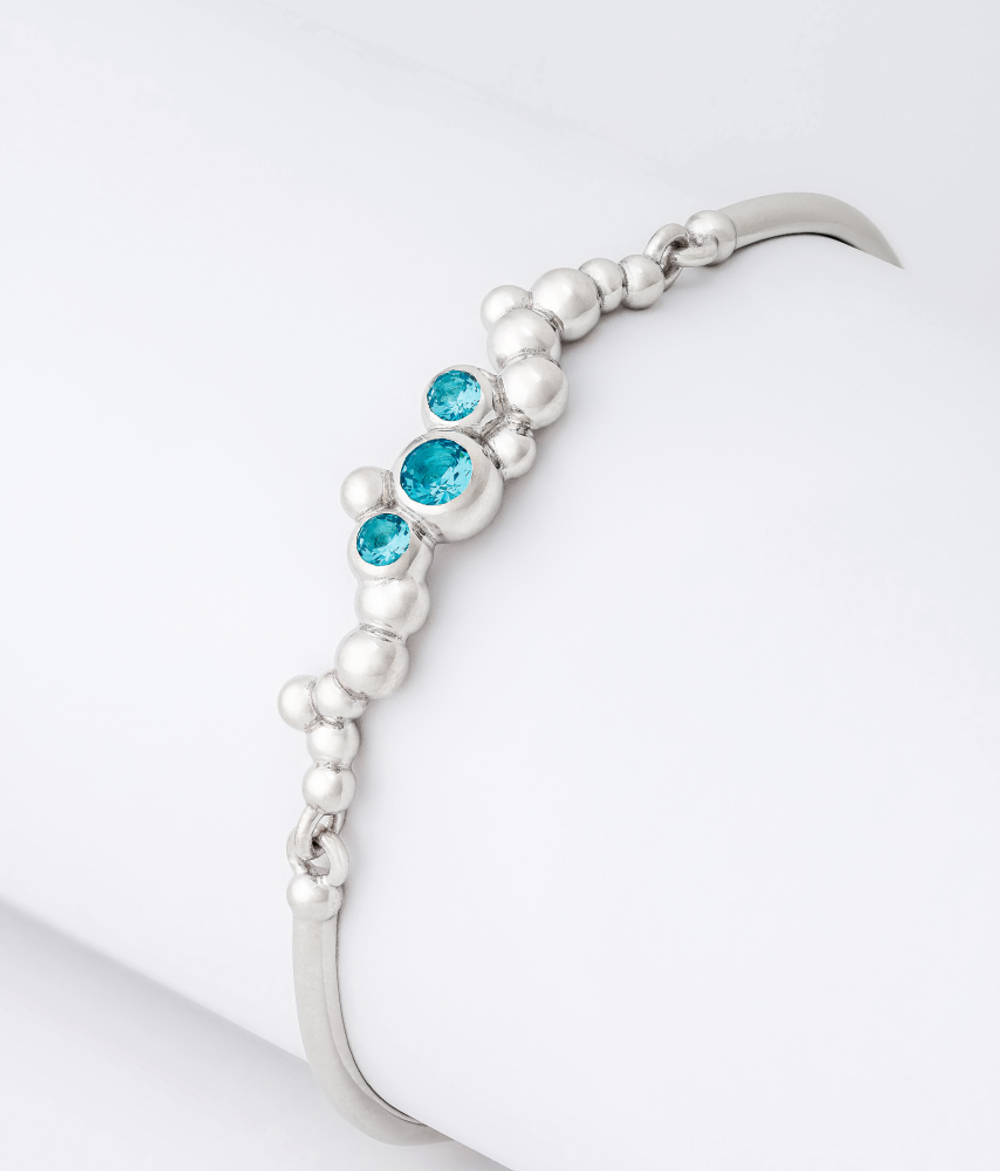 Браслет из серебра со вставками из фианитов цвета параиба