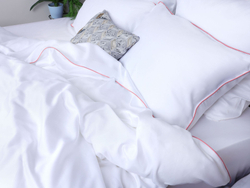 Постельное белье 1.5 спальное Mollen белое с вишнево-ягодным кантом