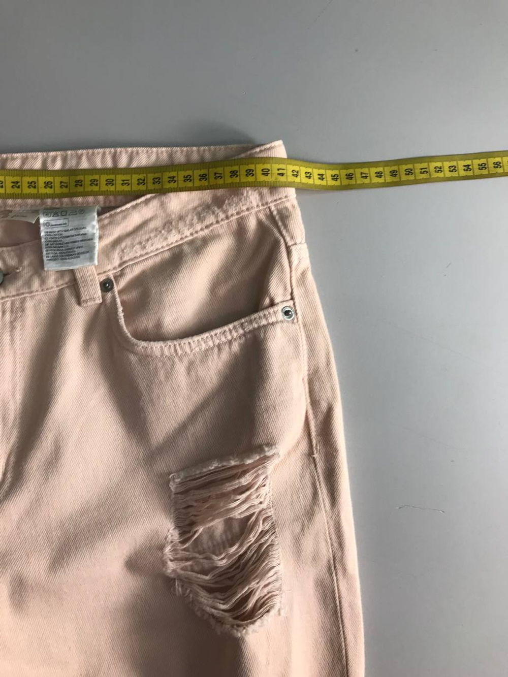 Джинсы H&M с порезами красивого оттенка, маркировка 38, визуально на 44 размер