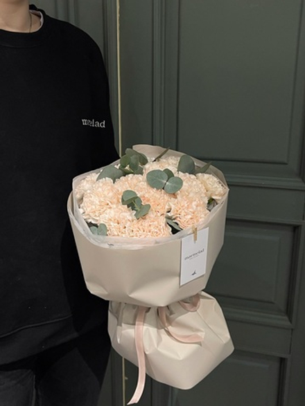 Кремовые диантусы и эвкалипт в оформлении