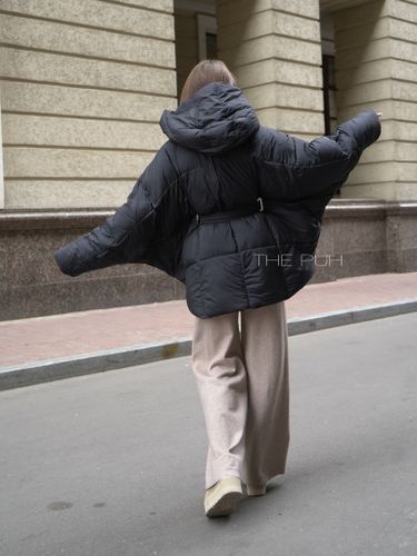 Черный пуховик летучая мышь с поясом