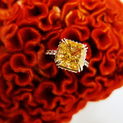 Серебряное кольцо с желтым фабулитом (Fancy Vivid Yellow) огранки принцесса.
