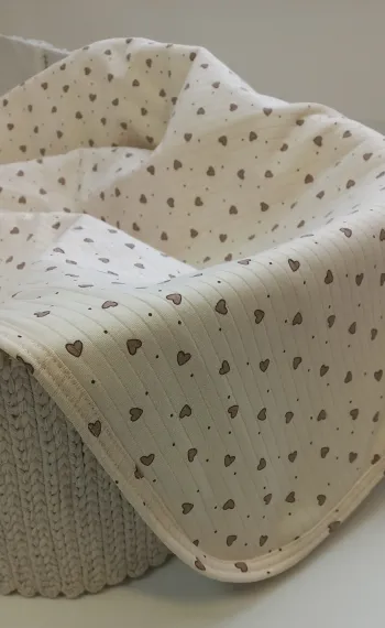 Одеяло трикотажное Daisy 75х90см. сердечки экрю