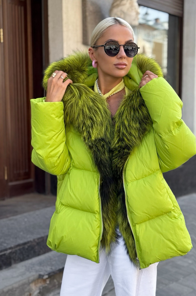 Женский пуховик в цвете «лайм» с мехом тонированной чернобурки