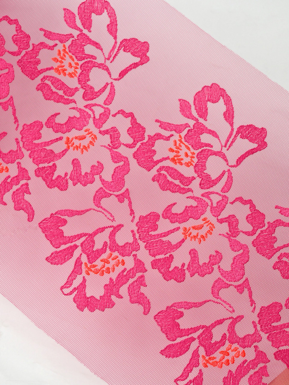 Вышивка на сетке малиновая фуксия с фуксией и оранжевым неэластичная ширина 29 см ОТРЕЗЫ