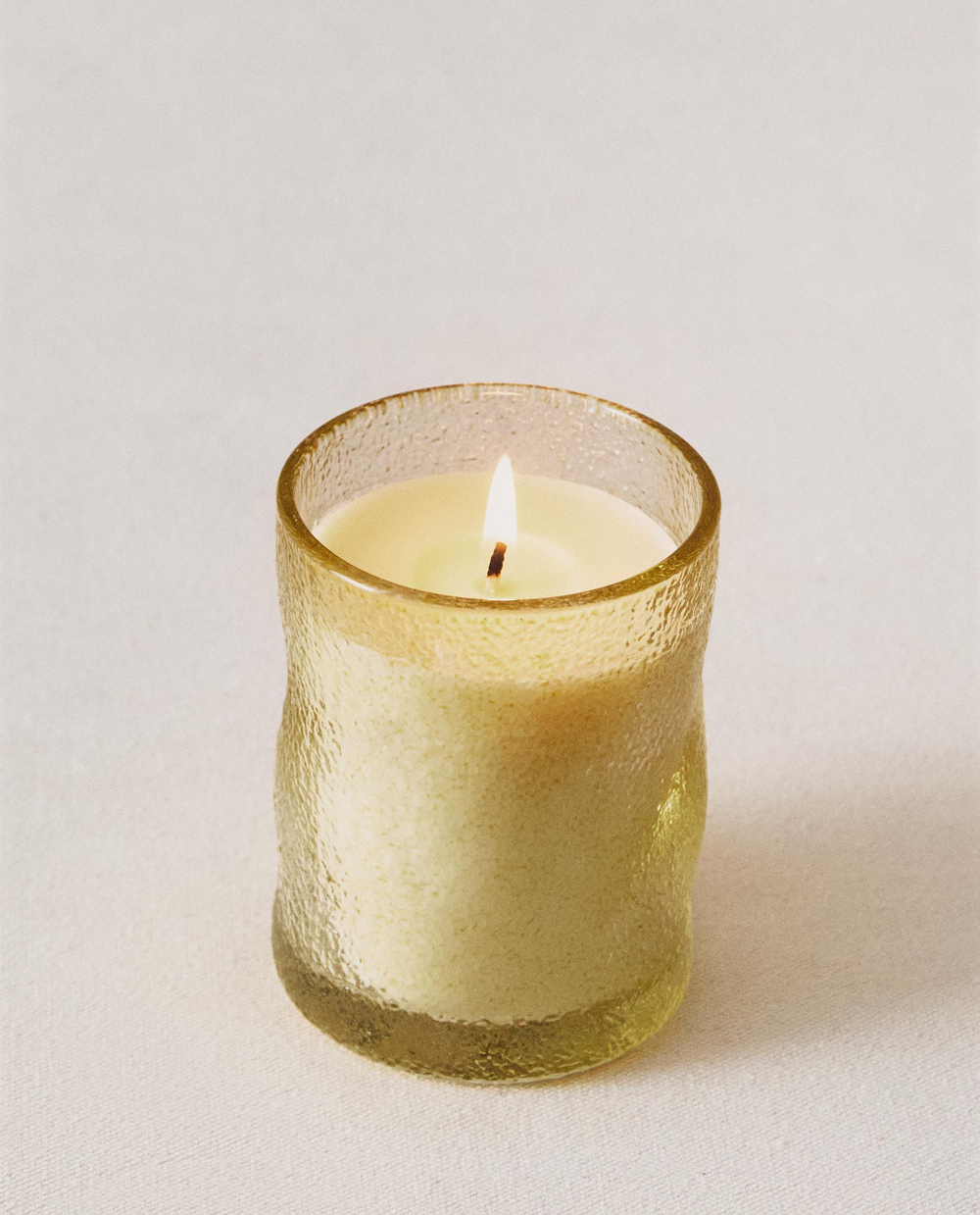Zara Home Свеча ароматическая CITRUS PEACH 155 г, растительный воск, аромат цитрусово-фруктовый