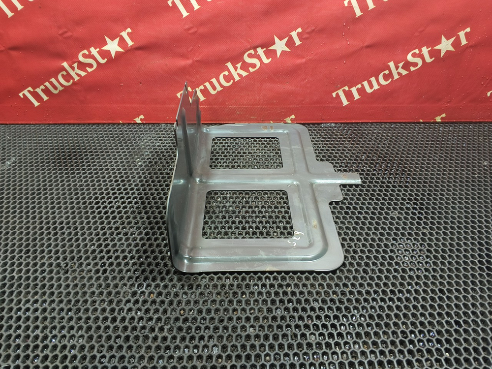 Кронштейн брызговика левого