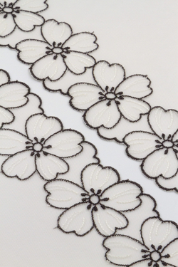 Вышивка на сетке светло-персиковая с коричневым ширина 16 см ОТРЕЗ 0.45 м